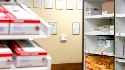 Ein Einbruch- und Überfallmeldesystem der MAP 5000-Familie schützt den Zugang zur Zentralapotheke.