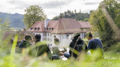 Schüler sitzen vor dem UWC Robert Bosch College 