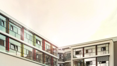 Blick auf Fensterfront des Klinikums