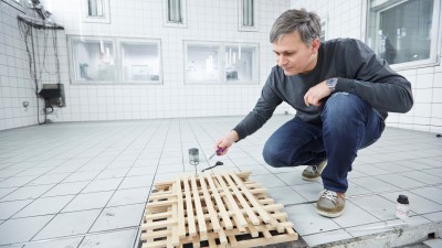 Robert Rett legt Feuer im Brandlabor