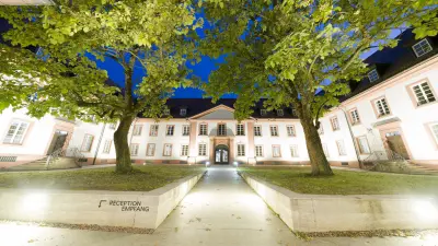 Nachtaufnahme des UWC Robert Bosch College. Sicherheit und Effizienz durch Technik