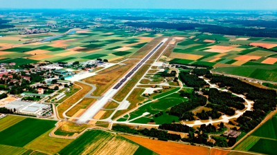Allgäu Airport - Luftansicht des Airports mit Landebahn