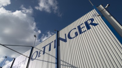 Gebäudeansicht mit Schriftzug OETTINGER