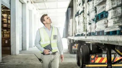 Zwei Männer beim Verladen