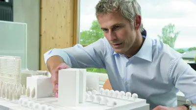 Bosch Mitarbeiter plant Überfall- und Einbruchmeldesystem für Unternehmen