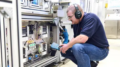 Bosch plant Homburg: Bernhard Kohl examines the increased compressed air consumption in the machine.